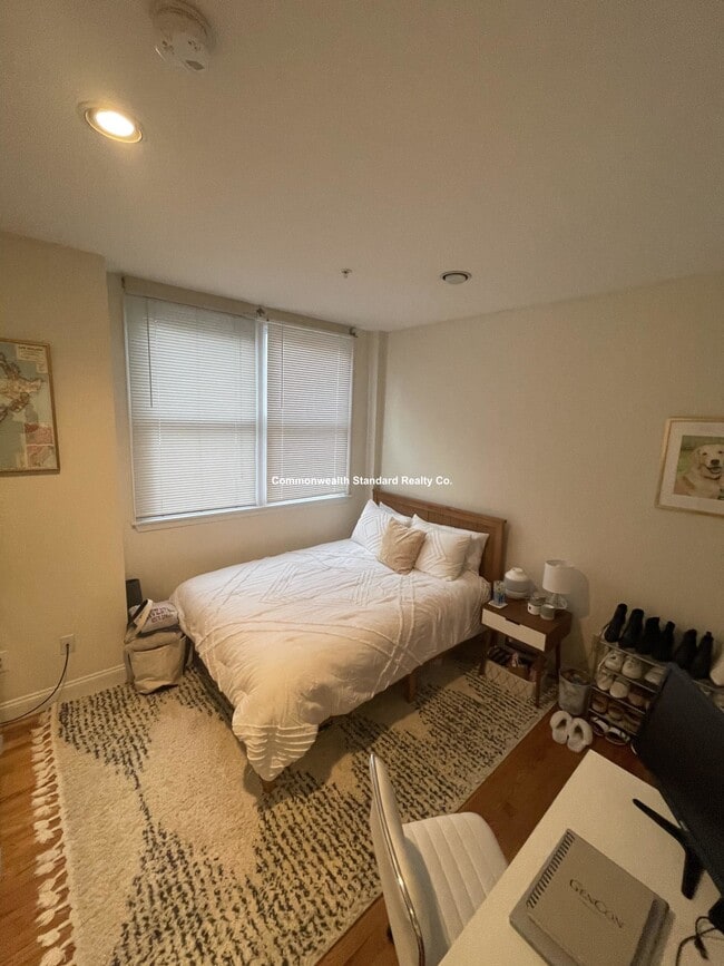 Building Photo - 550 E 3rd St