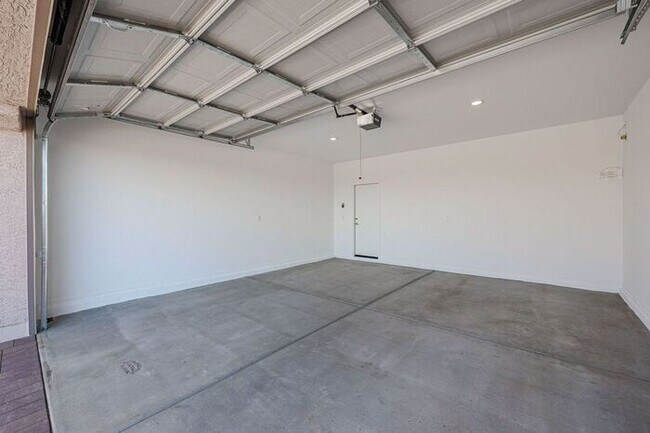 Building Photo - Alamar Living, 4 Bed, 3 Bath Rental!