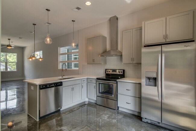 Building Photo - East Nashville Townhome Available Now!