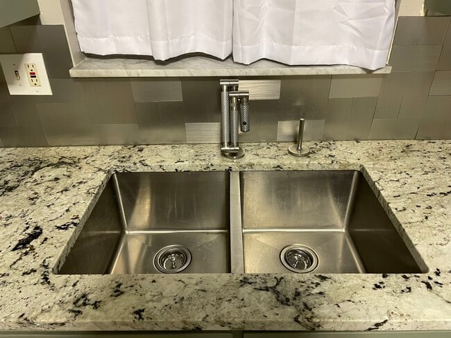 Building Photo - 660 Fairhaven Dr