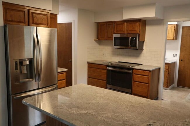 Building Photo - Spacious 4 Bed / 3 Bath Near Downtown with Two Master Bedrooms! Available beginning of August