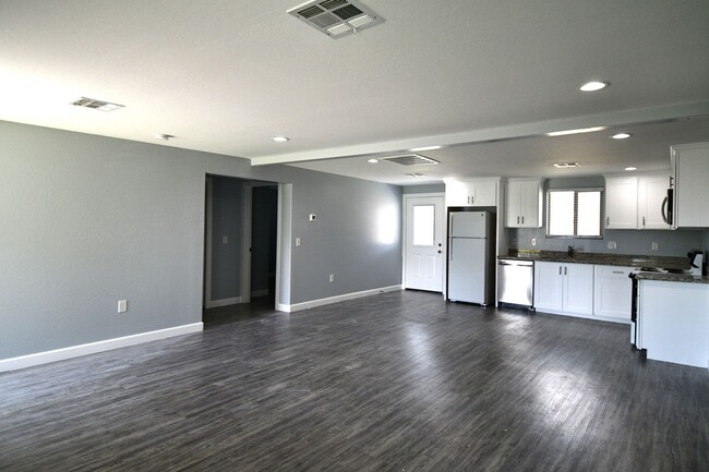 Building Photo - Within Walking Distance To Grand Canyon Un...