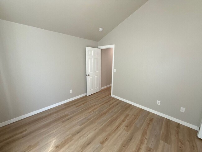 Building Photo - 5647 SW Windflower Dr