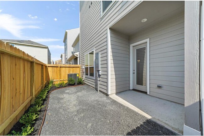 Building Photo - 11013 Cres Light Way