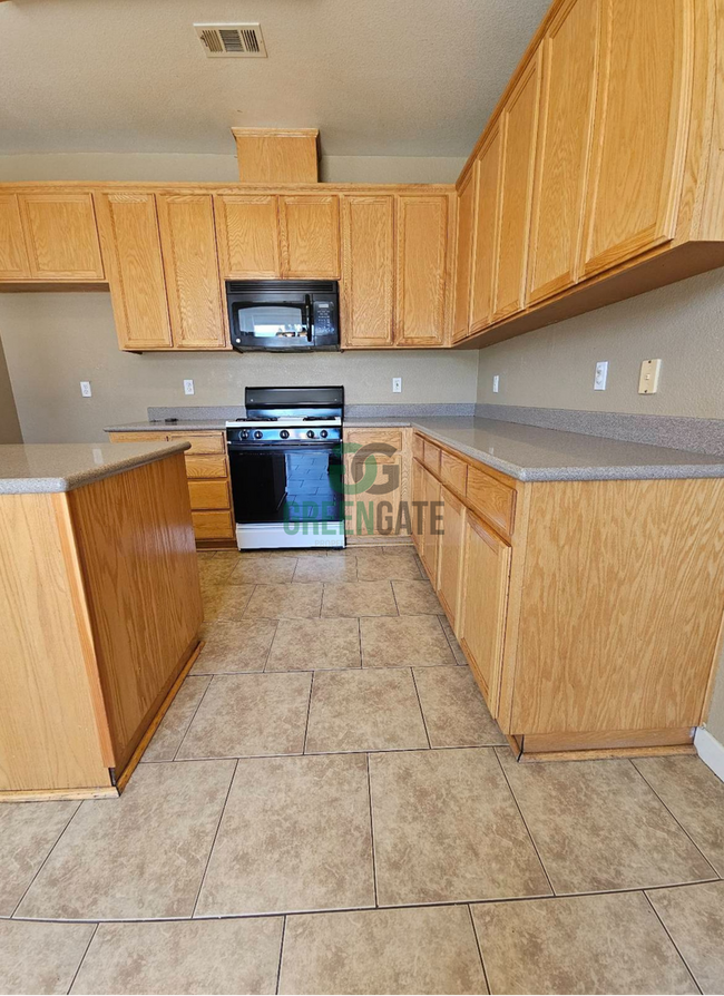 Building Photo - Price Reduced! 4 Bedroom 3 Bath Home is No...