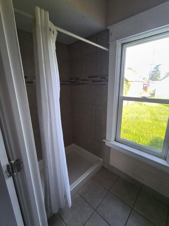 Building Photo - Spacious 3 Bedroom 1 Bath Located in East ...