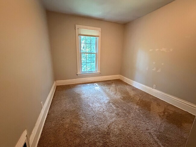 Building Photo - Upper 2 Bedroom Apartment!
