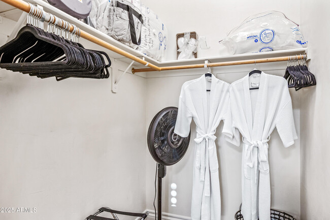 Building Photo - 1817 E Willow Tree Ct