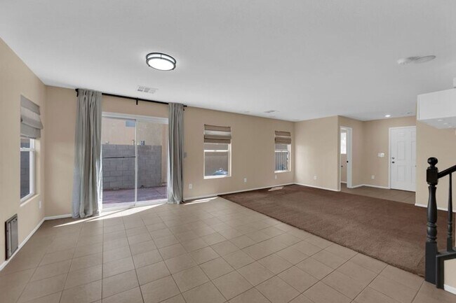 Building Photo - Well Maintained 3 bedrooms/2.5 bathroom Ho...