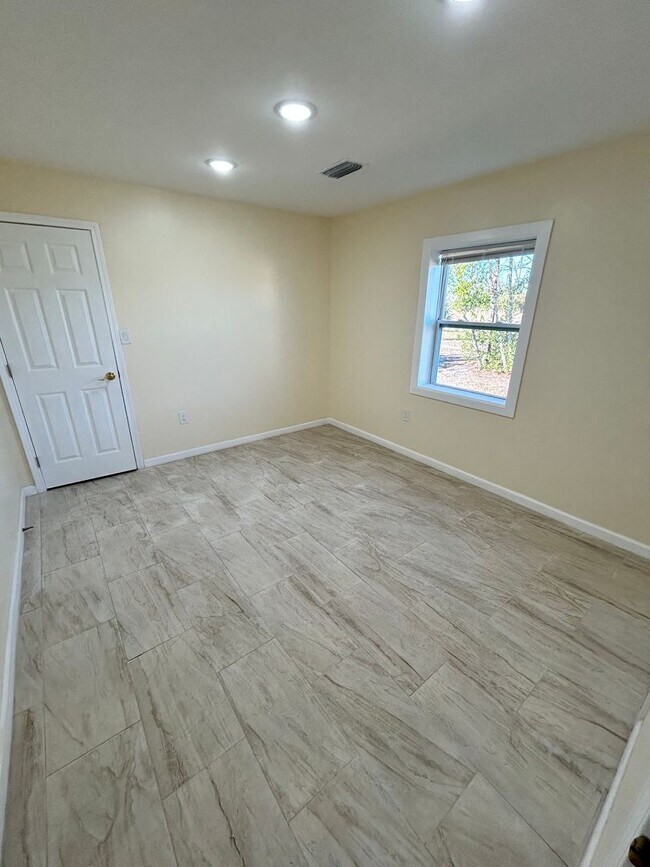 Building Photo - 2433 Wakulla Ave