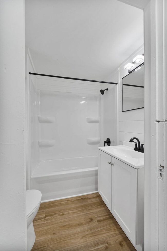 Building Photo - NEW UPDATED 2 BEDROOM HOME!
