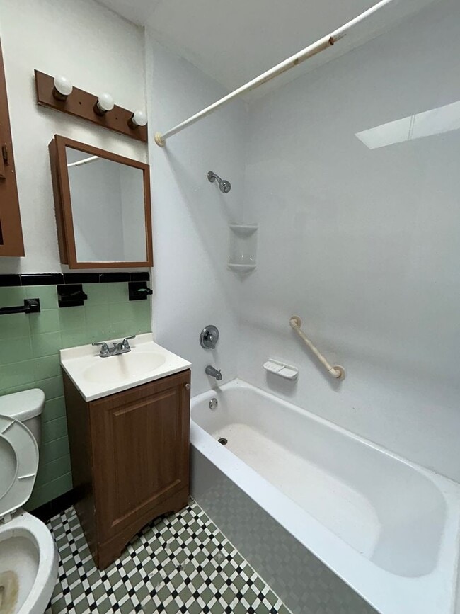 Building Photo - Nice and quiet Town House with garage and ...