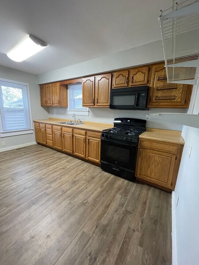 Building Photo - MOVE IN READY!!