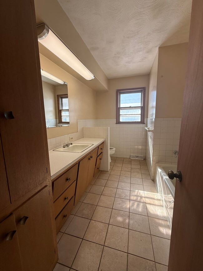 Building Photo - Available now 2 bedroom 2 bathroom 1 car garage fenced in backyard