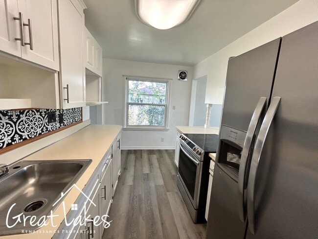 Building Photo - Stunning 3 Bedroom 1 Bathroom now availabl...