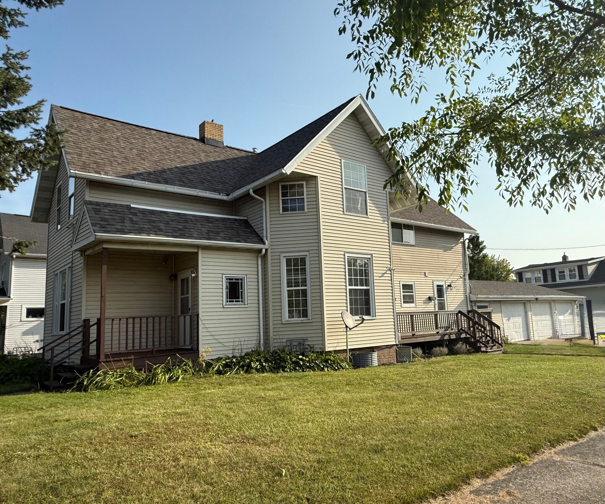 Exterior side view of home and garage - 1001 N 8th St