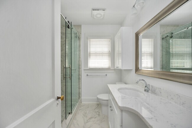 Building Photo - 819 Weedon St