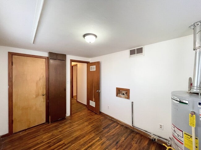 Building Photo - 2 Bed 1 Bath with 2-Car Detached Garage