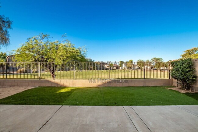 Building Photo - 2317 S 88th Dr