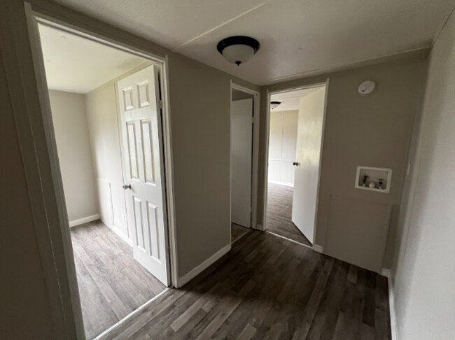 Building Photo - ** ONE MONTH FREE RENT **