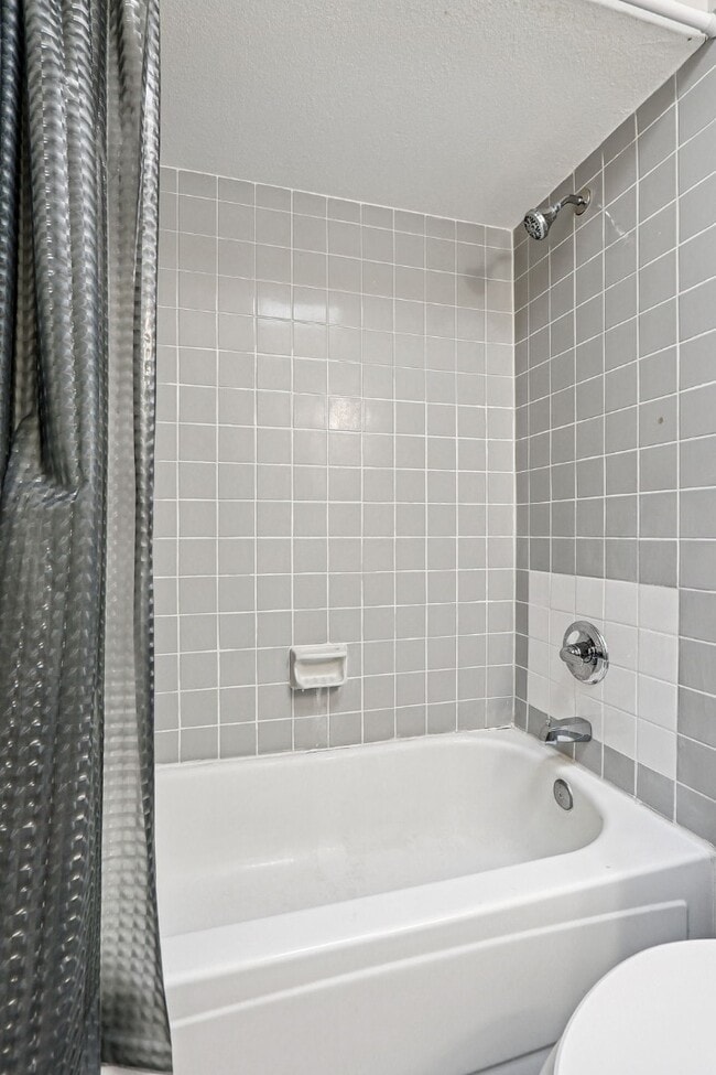 Building Photo - 724 Martha Gale Dr