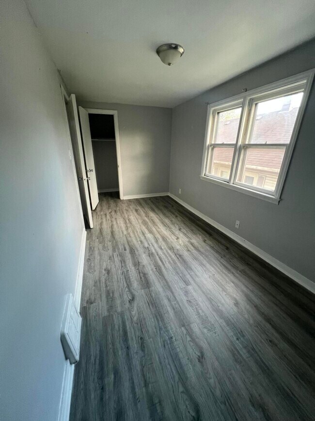 Building Photo - 2215 S 90th St