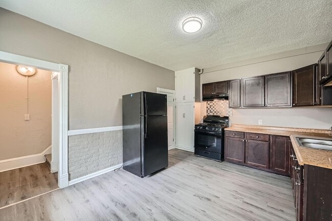 Building Photo - 911 Sims Ave