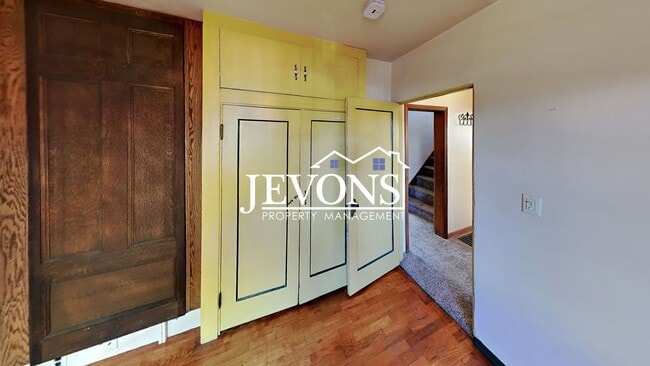 Building Photo - $895 Rent Credit - Charming 3-bedroom home with washer and dryer, an equipped kitchen, and nearby...