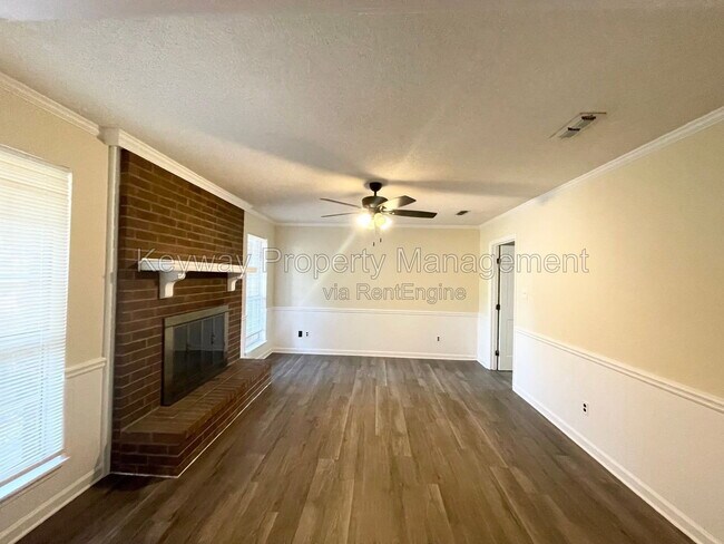 Building Photo - 642 Clinton Way W