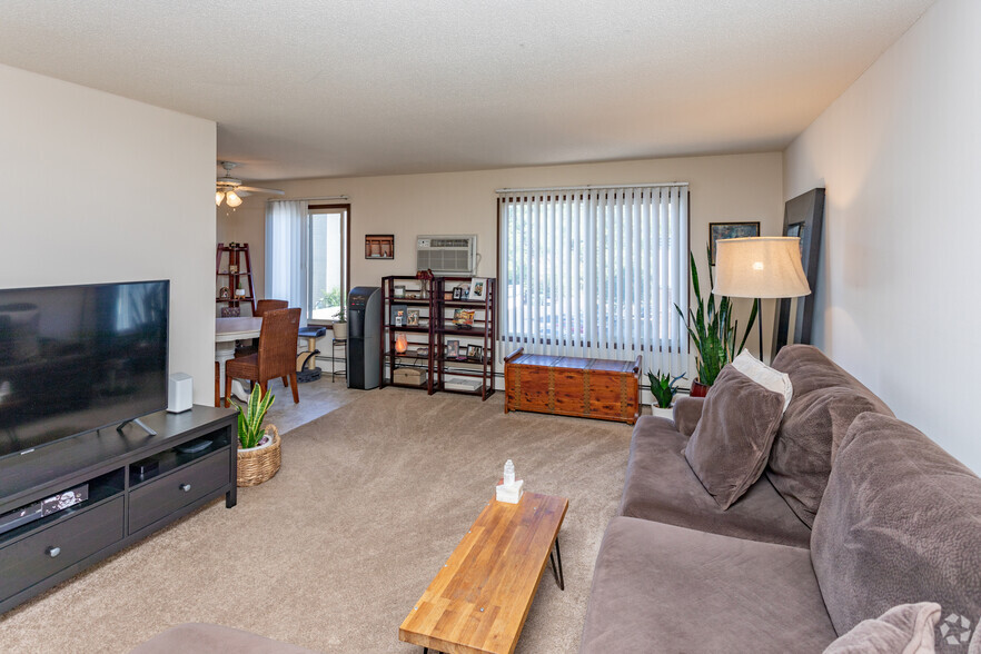 2BR, 1BA - 945SF - Como Park Apartments