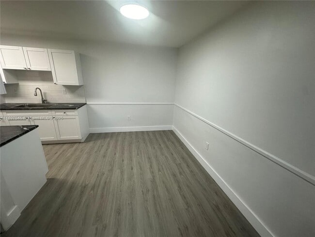 Building Photo - 6910 Bay Dr