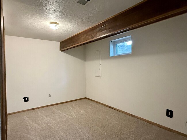 Building Photo - Spacious Home in the Heart of Aurora with ...