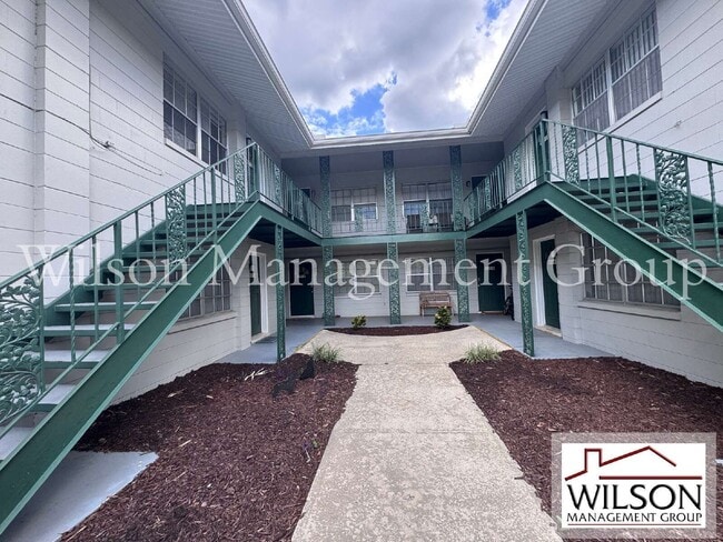 Building Photo - 807 Vassar St