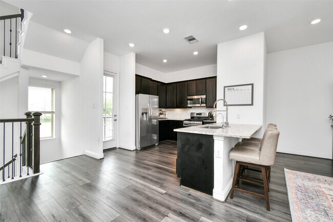 Building Photo - 11012 Mikula Dr