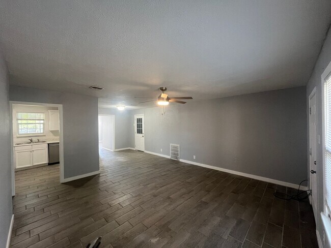 Building Photo - Four Bedroom Two Bath in Calallen School District!!