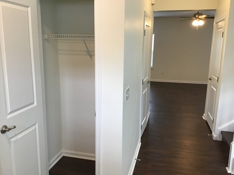 Building Photo - 233 Sandusky Ln