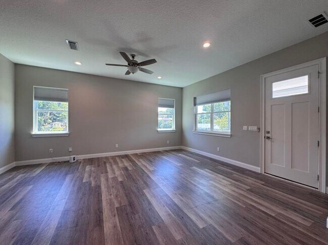 Building Photo - 4 Bedroom in Tomoka View