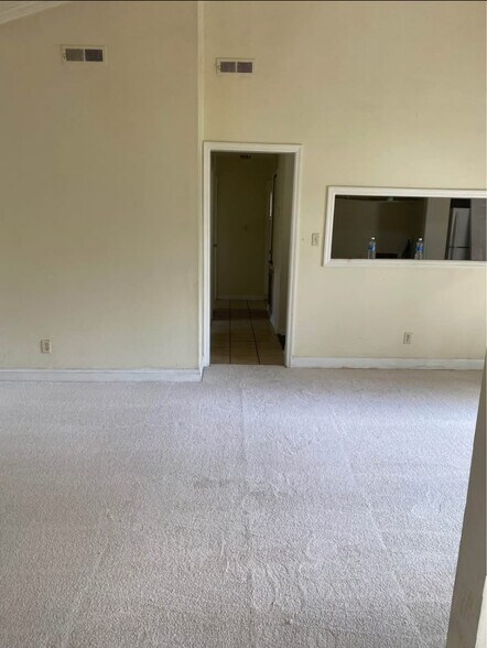 Building Photo - 615 Emerald Dr