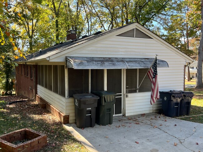 Building Photo - Charming 3-bedroom 1.5-bathroom brick home