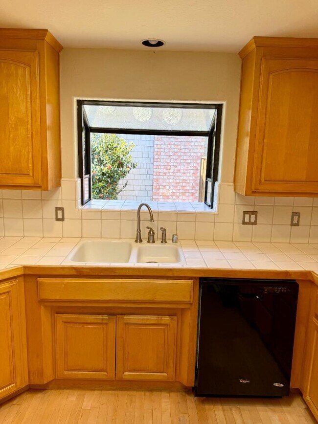 Building Photo - 213 Vía Lantana