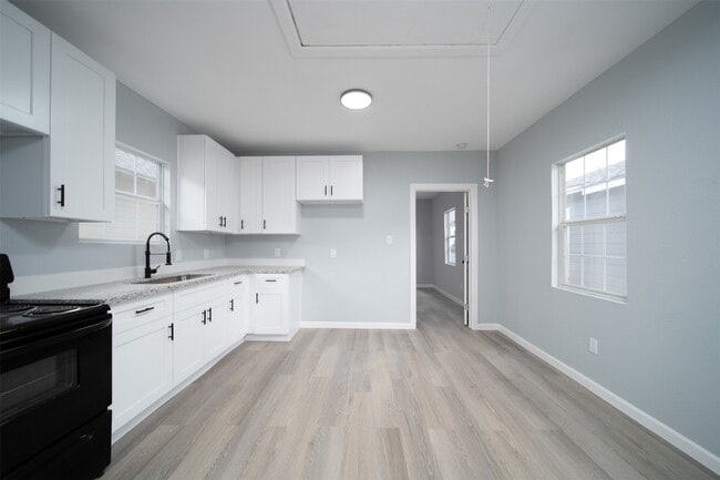 Building Photo - 1319 Bayou St