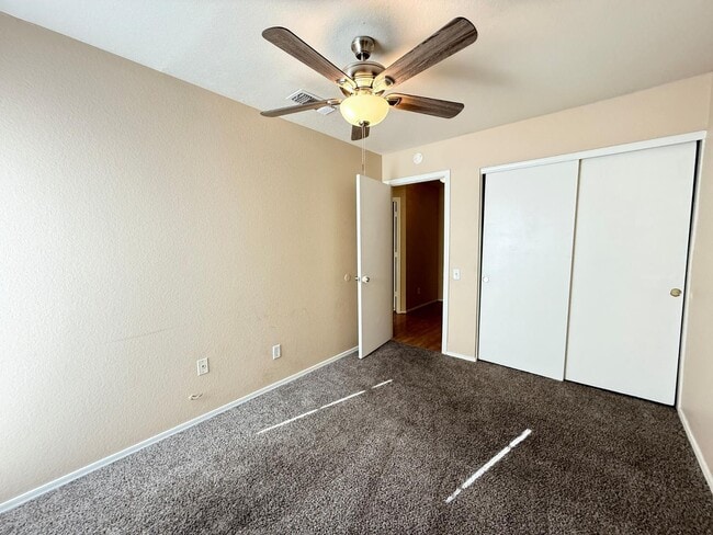 Building Photo - 509 W Ensueno Ct