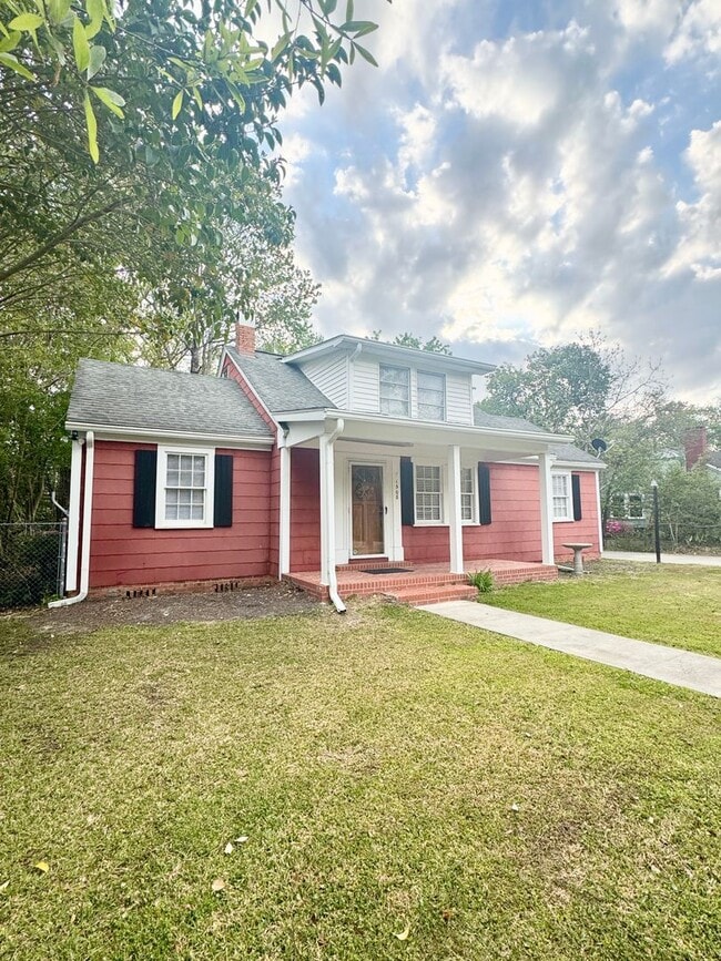 Building Photo - ADORABLE Downtown Cottage in Conway. Fantastic location and TONS of charm. Fenced in back yard!