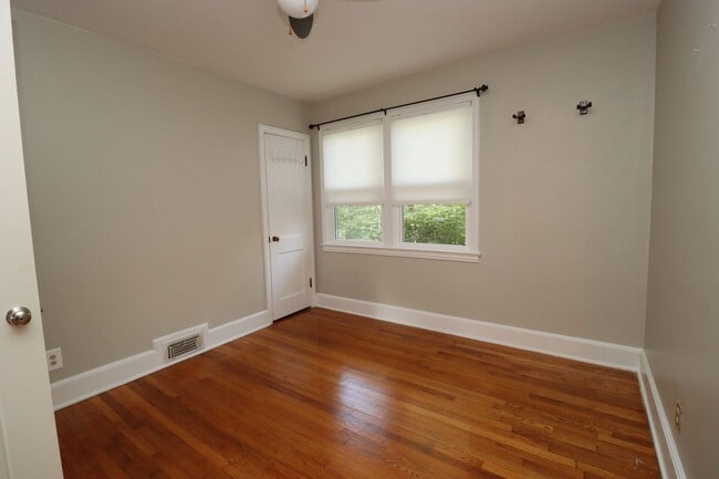 Building Photo - Updated 3 bedroom 2.5 bath home in Sherwood Forest