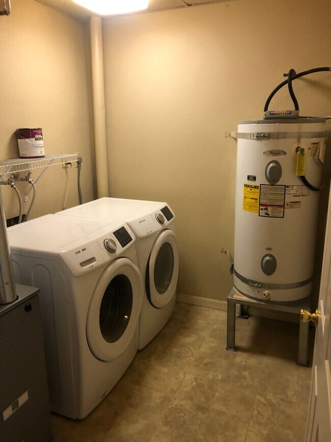 Building Photo - 3 bed/1 bath/1 car garage home for rent in N. Reno