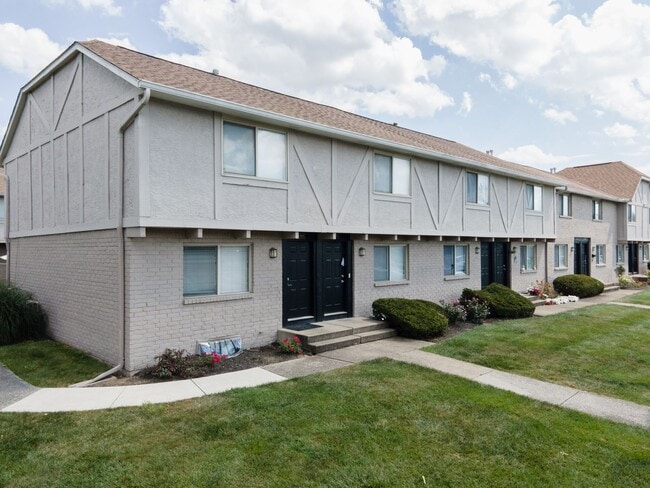 Building Photo - Townhomes at Fairways