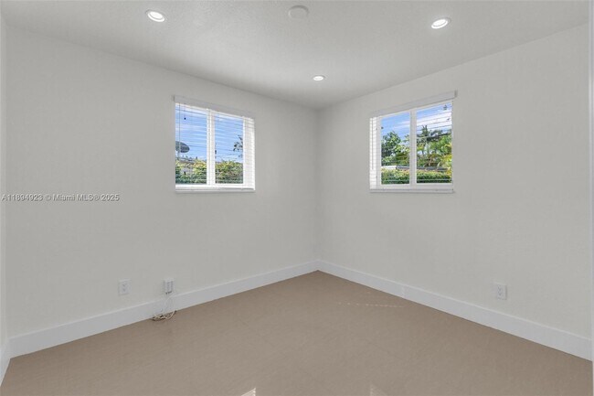 Building Photo - 5520 SW 91 Ave