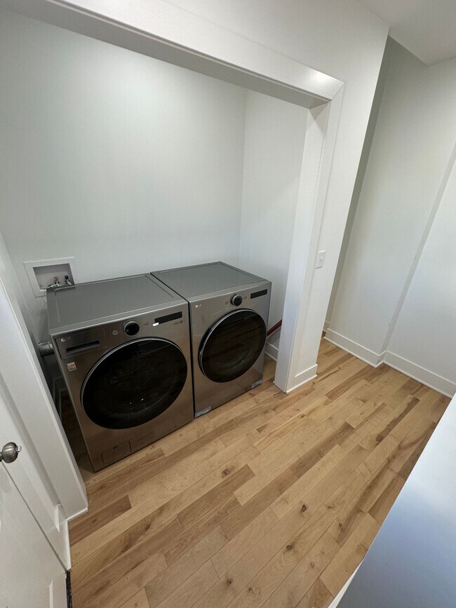 Building Photo - 2 Bedroom - Weiland Park