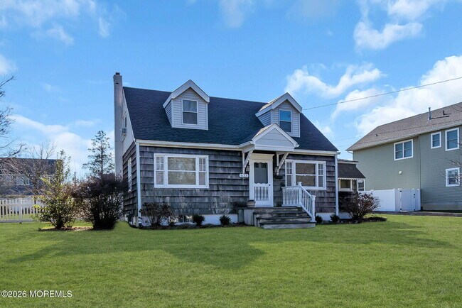 Building Photo - 633 Agnes Ave