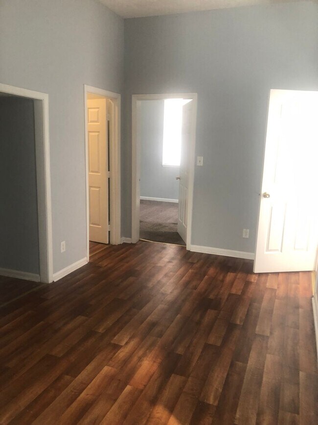 Building Photo - 211 W Hill St